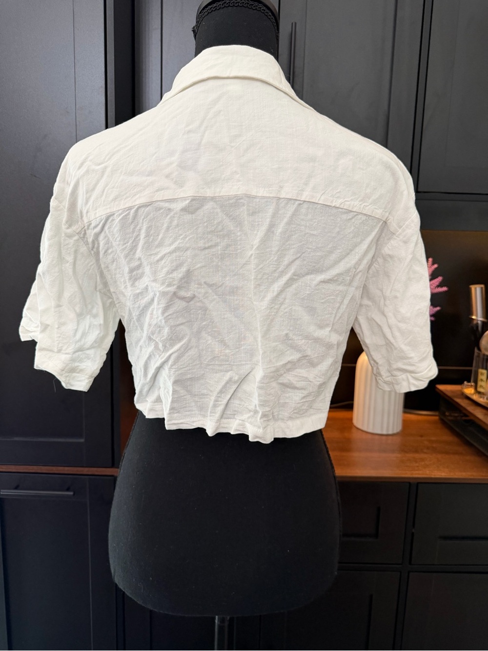 Cropped White Button-Front Collared Top - Picture 2 of 3